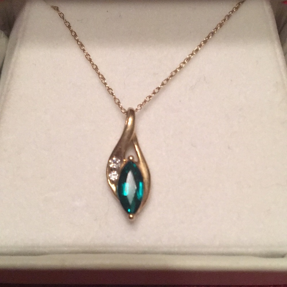 Emerald and diamonds pendant on gold necklace